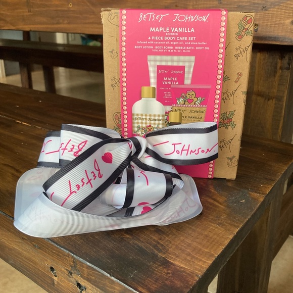 Betsey Johnson 4 pc Body Care Set Maple Vanilla - New In Box - Gift Set Box - Picture 9 of 11